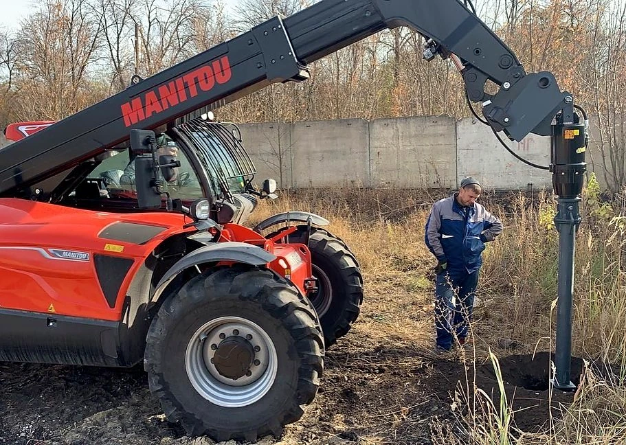 Earth auger fitted to a telescopic handler